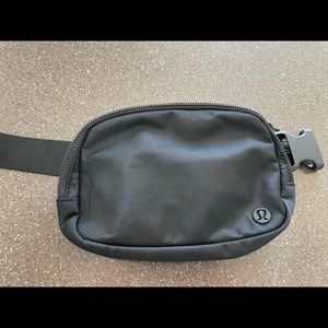 🆕 NWOT ORIGINAL STRAP lululemon everywhere belt bag - black